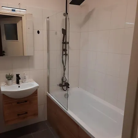 Trzy Wieze 아파트 *